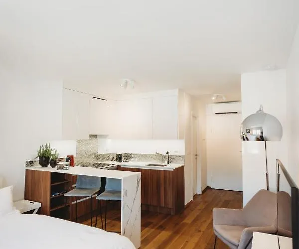 Romantic Jump Overlooking River, Free Parking * לובליאנה