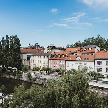Apartment Romantic Jump Overlooking River, Free Parking